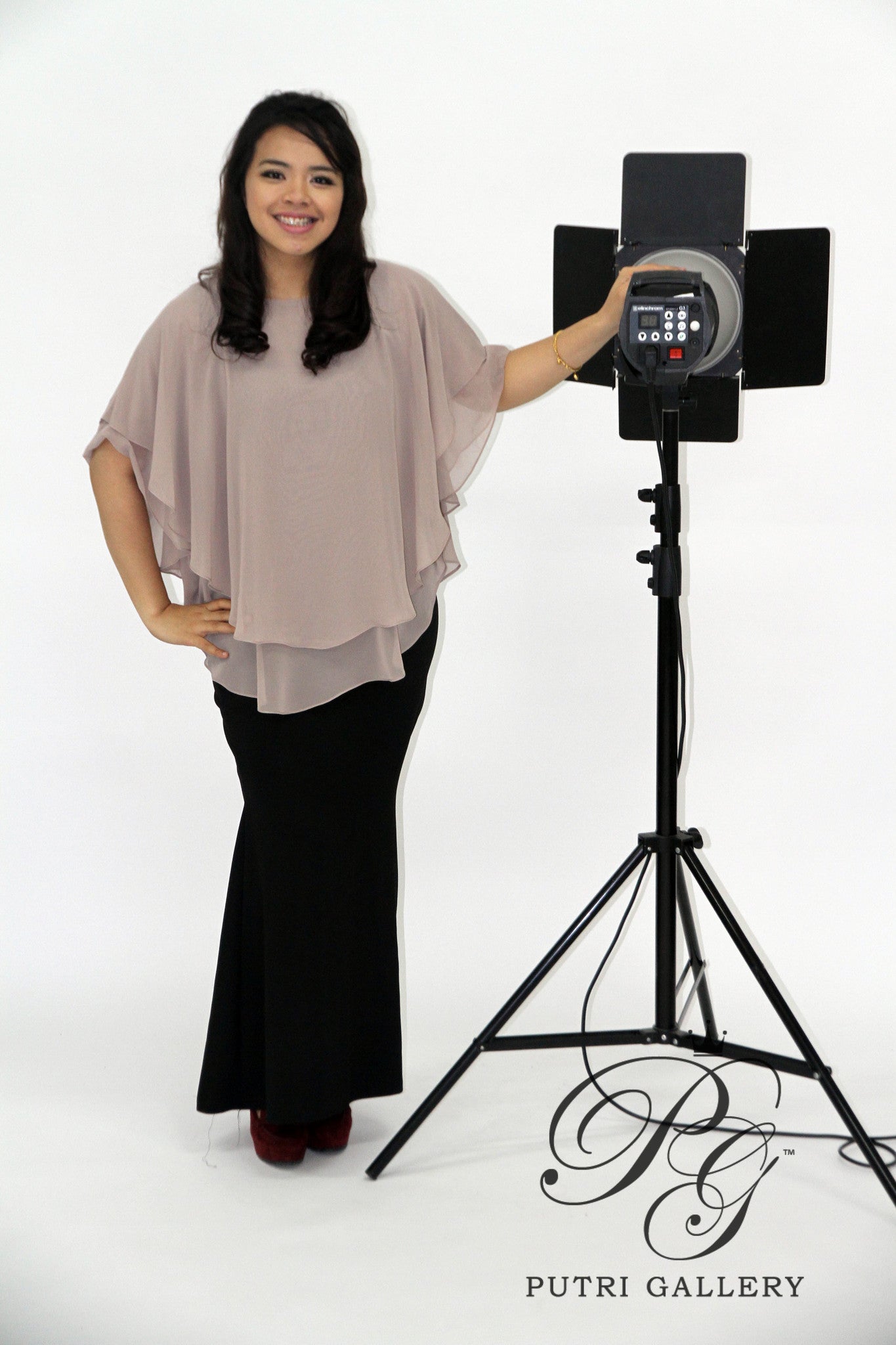 Julia in Clay Grey